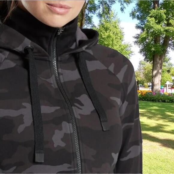 Nwt Athleta Triumph Printed Hoodie - Black Camo XS MSRP $128 - Picture 6 of 7